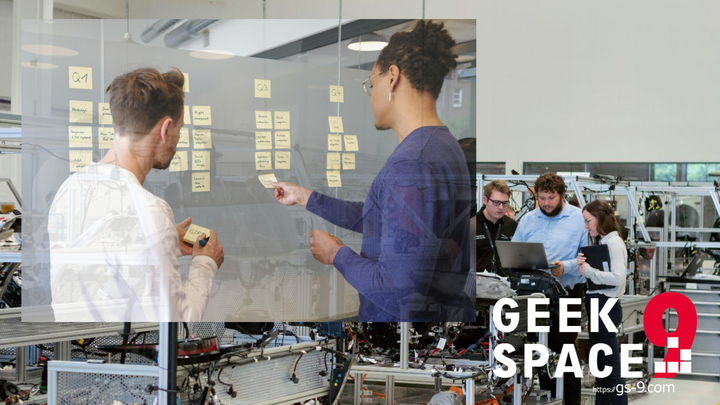 Team plant an Kanban-Board, Personen mit Laptop bei Autoteilen